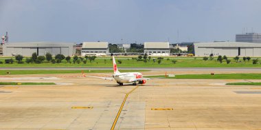 Uçak piste giden taksiyi izledi. kalkışa hazırlanmak için..