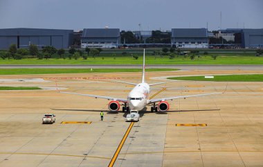 Uçak römorkörleri, uçağı taksiye itmek için makine, yer taşıma hizmetleri..