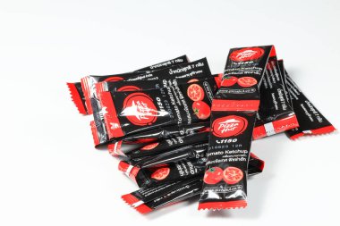 Baharat paketleri ya da bir Amerikan restoran zinciri olan Pizza Hut kesesi. Ketçap ya da küçük siyah ambalajlı domates sosu..