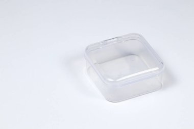 Beyaz arkaplanda izole edilmiş boş küçük şeffaf plastik kutu.