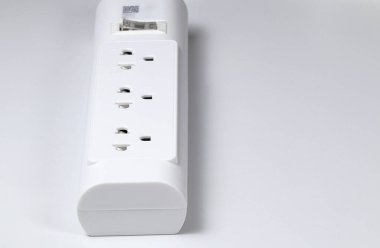 Beyaz arkaplan üzerindeki elektrik güç şeridine ya da uzantı bloğuna yakınlaş.