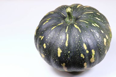 Japon Yeşil kabağı beyaz arkaplanda izole.