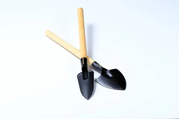 铲子或铁锹 一套园艺用品 栽培花园的工具 白色背景隔离的基本园艺工具 — 图库照片