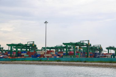 Singapur konteynır terminali, konteynır yükleme ve boşaltma.
