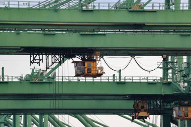 Kargo yük endüstriyel vinçinde konteynır kontrol odası. Sanayi ve Ulaştırma kavramı.