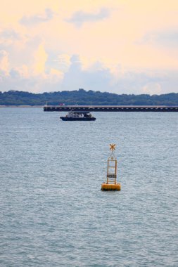 Mavi denizde yüzen deniz şamandırası, kıyıya yakın gemilerin güvenliği ve seyrüsefer için denizdeki Kızıl Sahil şamandırası..