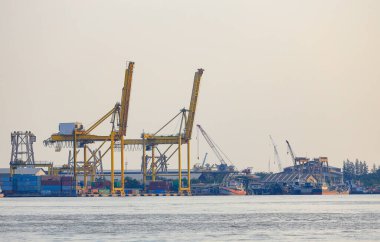 Asyalı liman ve küresel ticareti modernize eden konteynır terminali