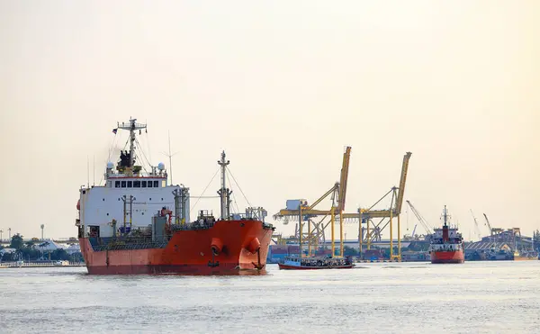 Υπερωκεάνιο Cargo Ship Thanker Πηγαίνει Στο Λιμάνι Στην Ταϊλανδέζικη Ζώνη Φωτογραφία Αρχείου