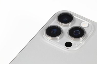 Akıllı telefondaki arka kamerayı kapat ya da beyaz arka plandaki cep telefonu modelini..