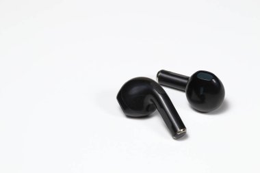 Siyah kablosuz kulaklık, kulaklık ya da kulaklık, beyaz arka planda izole edilmiş..