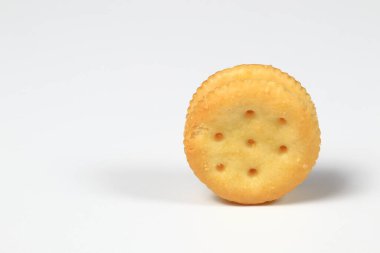 Beyaz arka planda izole edilmiş peynirli veya peynirli veya peynirli krakerli yuvarlak kurabiye krakeri.