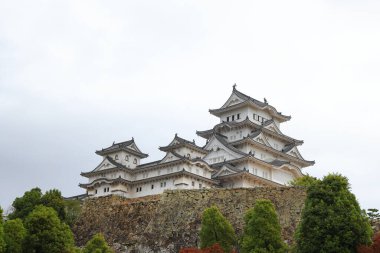 Sonbahar mavi gökyüzü bulutuyla Himeji Kalesi Japonya 'nın en iyi seyahat yerlerinden biri olan Hyogo Japonya' nın çerçevesi..