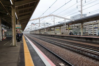 İnsanlar HiMEJI İstasyonu, Hyogo Bölgesi Japonya 'da trene binmek için bekliyorlardı..