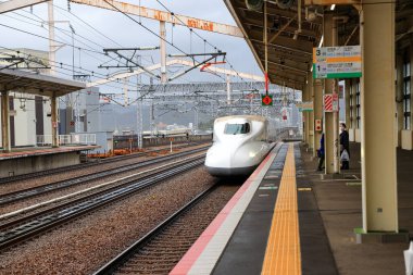 İnsanlar HiMEJI İstasyonu, Hyogo Bölgesi Japonya 'da trene binmek için bekliyorlardı..