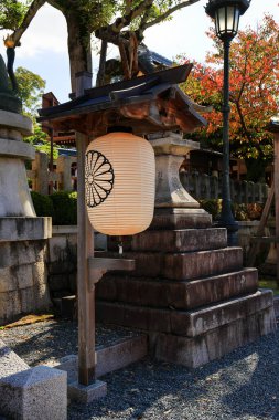 Geleneksel Japon lambası ya da Zen Tapınağı 'nın önündeki fener.