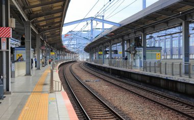 İnsanlar Fukuoka 'daki Kokura İstasyonu' nda trene binmek için bekliyorlardı..