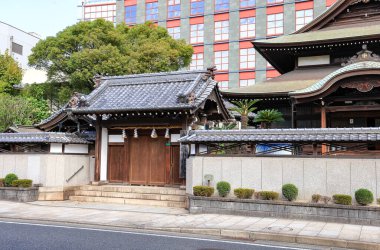 Japonya 'daki geleneksel evin girişi, ahşap kapı ve geleneksel Japon eski evinin duvarı..