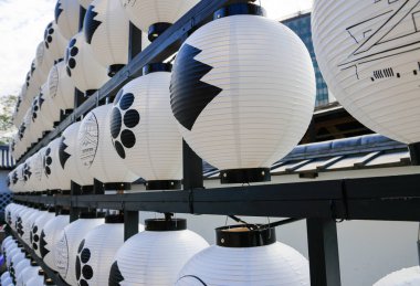 Geleneksel Japon lambası ya da feneri Japon kalesinin önünde..