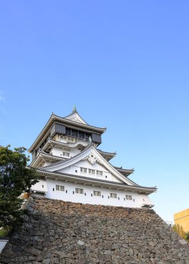 Kokura-jo ya da Kokura Kalesi, Katsuyama 'daki Japon Kalesi Halk Parkı Kitakyushu, Japonya' nın Fukuoka kentindeki Murasaki nehri yakınlarındaki