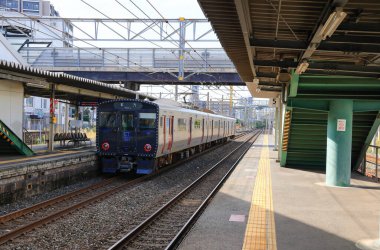 Tren Nishi-Kokura İstasyonu 'ndan yolcuları almak için platforma yaklaştı..