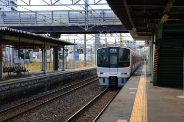Tren Nishi-Kokura İstasyonu 'ndan yolcuları almak için platforma yaklaştı..