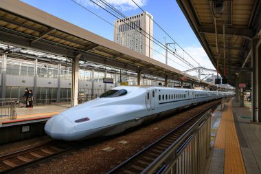 SHINKANSEN treni HAKATA İstasyonu 'ndan yolcu almak için platforma yaklaştı..
