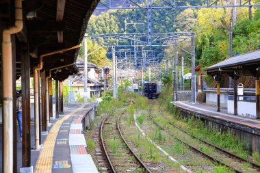 Tren, Kidonanzoin-Mae İstasyonu 'ndan yolcu almak için platforma yaklaştı..
