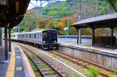 Tren, Kidonanzoin-Mae İstasyonu 'ndan yolcu almak için platforma yaklaştı..