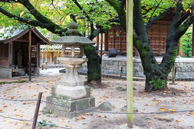 Bahçedeki Japon taş feneri, Japonya 'daki güzel sonbahar manzarası..