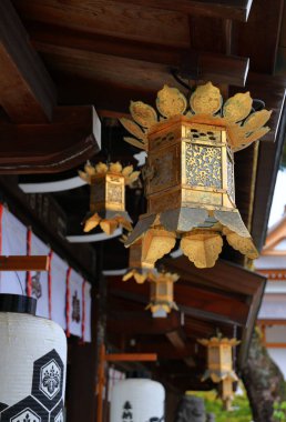 Japon türbesi ve tapınağında Japon tarzı fener lambası asılı..