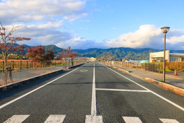 Güzel, Serene Panoramic Road View with Mountains, Sonbaharda kırsal yol Kanzaki, Japonya.