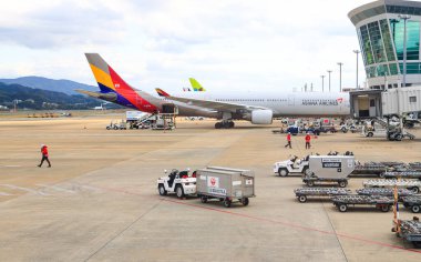 FUKUOKA iNTERNATIONAL Havalimanı 'nda yer taşıma hizmetleri için havalimanı bagaj römorkörü (bagaj taşıyıcısı) görevdedir.