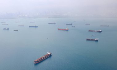 Singapur Boğazı 'nın, okyanus gemisinin, tankerin ve Singapur Boğazı' nda yağmur fırtınası olan kargo gemisinin hava görüntüsü, uçaktan görüş..