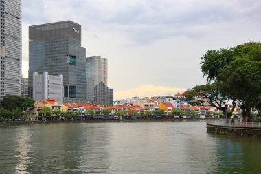 Singapur nehrinin Clarke Quay bölgesindeki restoranlar ve eğlence mekanları.