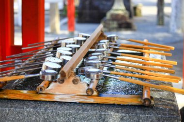 Japon metal avcısı, temiz ağız, el ve yüz için türbeyi ziyaret edenler için hazırlan..