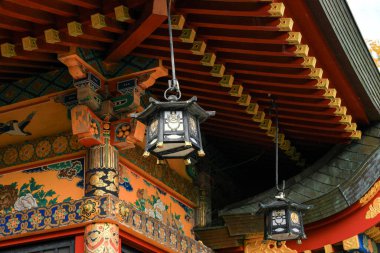 Japon türbesi ve tapınağında Japon tarzı fener lambası asılı..