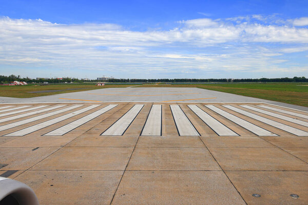 Взлетно-посадочная полоса аэропорта готова к взлету с хорошей погодой.