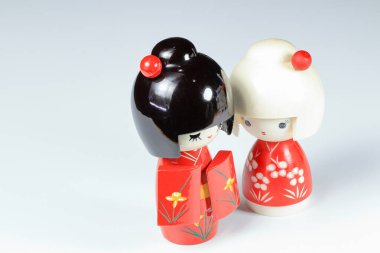 Japon tahta bebekleri kırmızı kimono takım elbiseli 