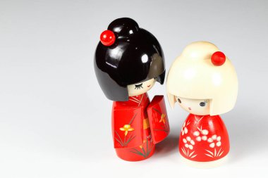 Japon tahta bebekleri kırmızı kimono takım elbiseli 