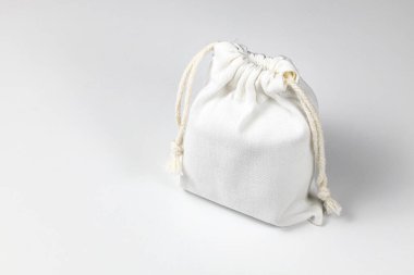 Küçük bir eko çuval, beyaz arkaplanda izole edilmiş pamuk kumaştan yapılmış küçük bir eko çuvalın maketi..