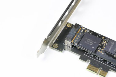 Beyaz arkaplanda NVMe depolama izolama ile birlikte Depolama denetleyici PCIe kartı kapat.