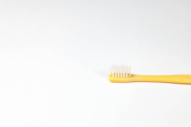 Modern renkli kullan-at diş fırçaları beyaz arka planda izole edilmiş. Diş bakımı, diş bakımı.. 