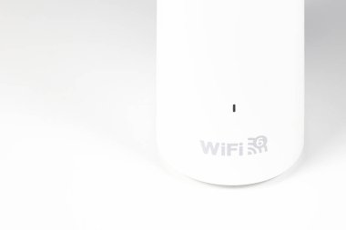 Beyaz masadaki çift bantlı Wi-Fi 6 yönlendiricisini kapat.