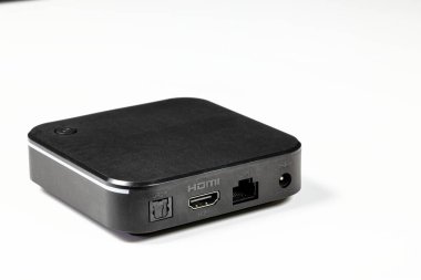 LAN, HDMI, küçük bilgisayar veya çoklu ortam kutusu veya android kutusunun çoklu port veya konnektörleri beyaz arkaplanda izole edilir.