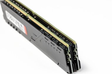 DDR4 bellek çifti, bilgisayar sunucusu için yüksek performanslı DDR RAM modülü ve beyaz arkaplanda izole edilmiş çalışma istasyonu.