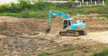 Toprak matkabı, pnömatik matkap, inşaat alanında kazı çalışması.