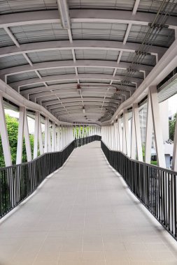 Yaya yolu, koridor ya da tren istasyonu ile bina arasındaki koridor..