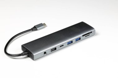 Modern çoklu işlevsel adaptör ya da çok portlu yanaşma istasyonu bilgisayar kullanıcısı için çoklu çıkış portu sağlar - beyaz arkaplanda izole et.