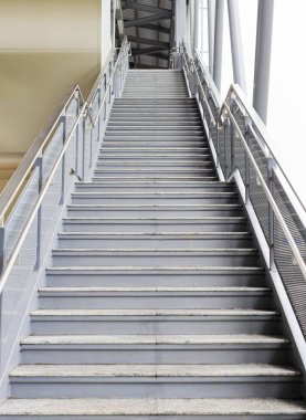 Binada uzun merdiven betonu, bina koridorunda merdivenler..