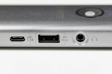 Yükseklik performansı USB3 tip C ve USB2 tip A yeni model premium dizüstü bilgisayarın yanaşma istasyonunda ses portu ile.